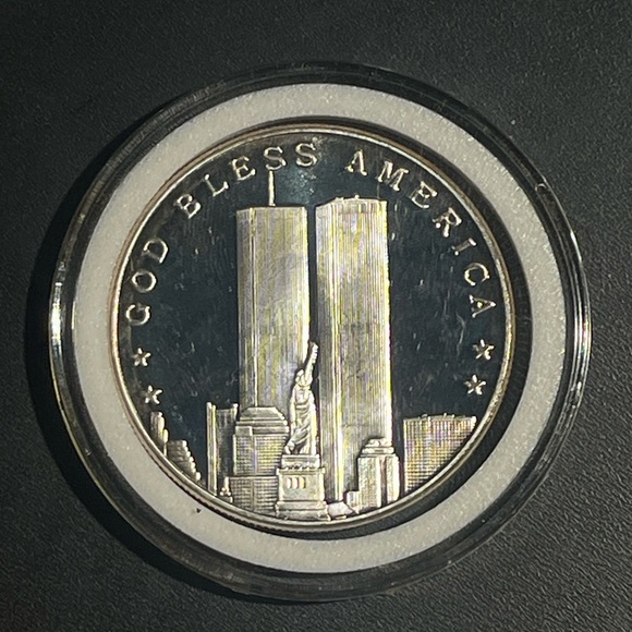 9/11 Twin Towers World Trade Center Coin 1 Troy Oz .999 Fine Silver Round Medal - Picture 1 of 2
